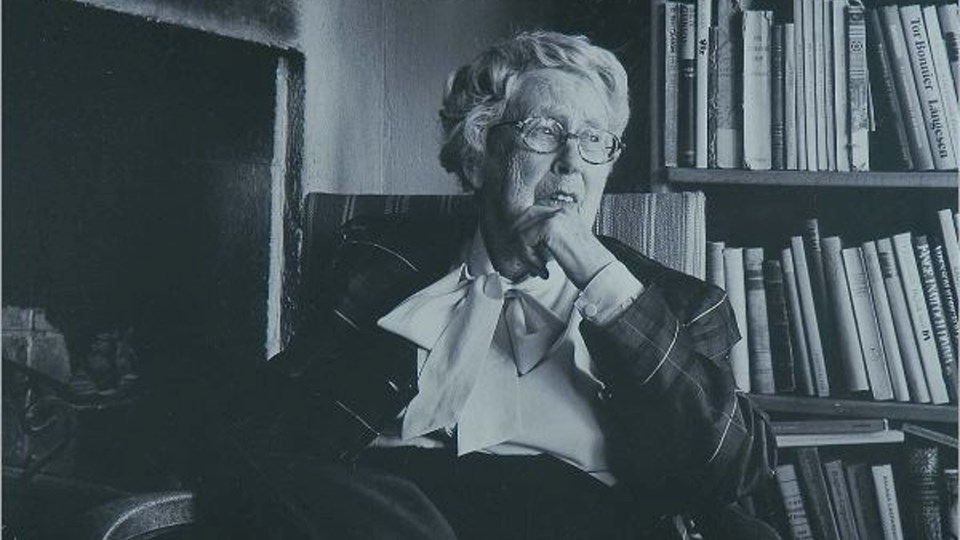 Foto av äldre sittande kvinna.