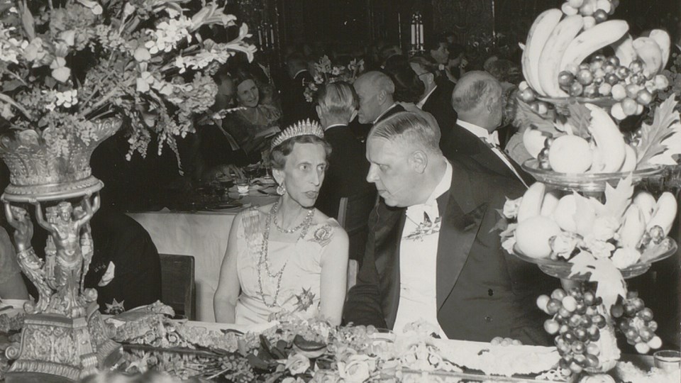 Nobelfest med man och kvinna vid festligt dukat bord. Foto.