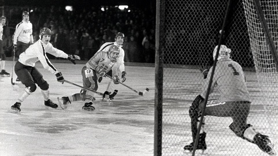 Hockeymatch mellan Sverige och Norge när en spelare gör mål. Foto.