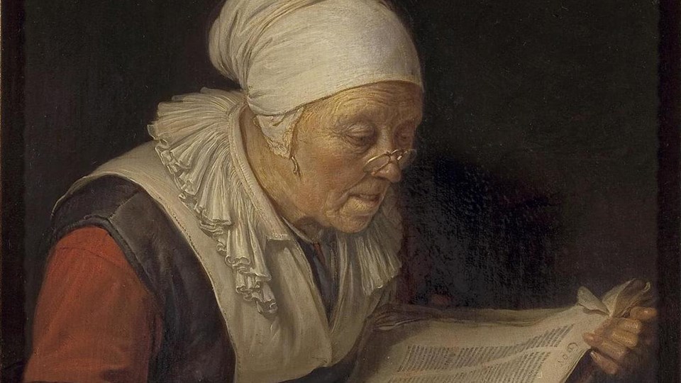 Målning av äldre kvinna som läser en bok på 1660-talet.