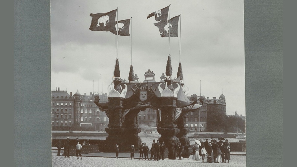 Foto av personer vid uppbyggt monument.