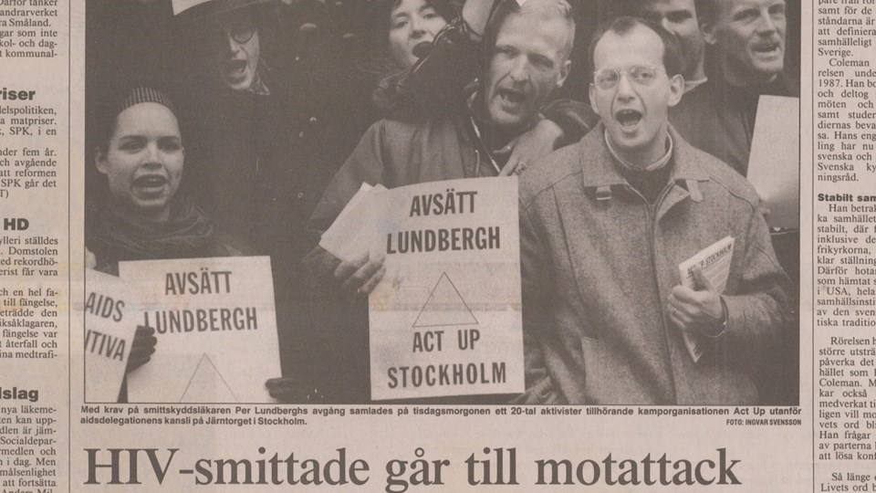 Foto av tidningsuppslag som visar foto på demonstrerande personer med plakat.