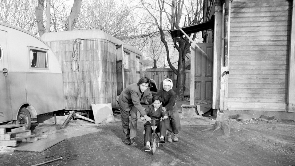 Barn leker med trehjuling utomhus, 1950-tal, foto.