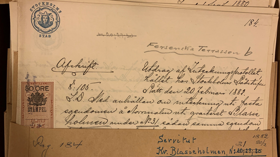 Dokument från arkiv med text om servitut. Foto.