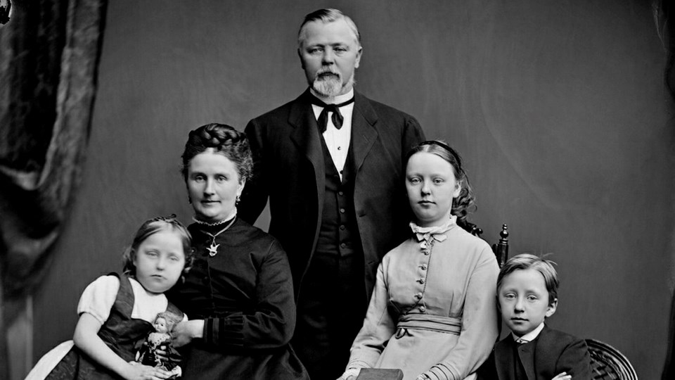 Foto av familj med två vuxna och två barn.