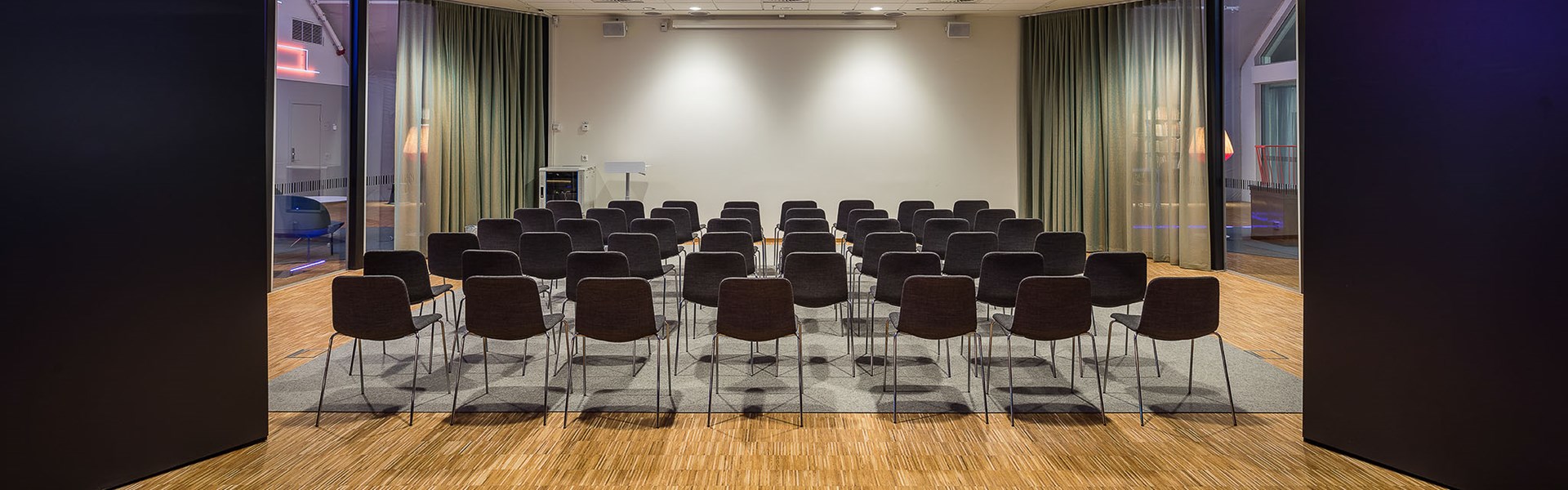 Foto av föreläsningssal med uppställda stolar på Stadsarkivet Liljeholmskajen