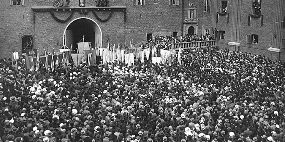 Foto av folkmassa på Stadshusets innergård.under invigningen 1923.