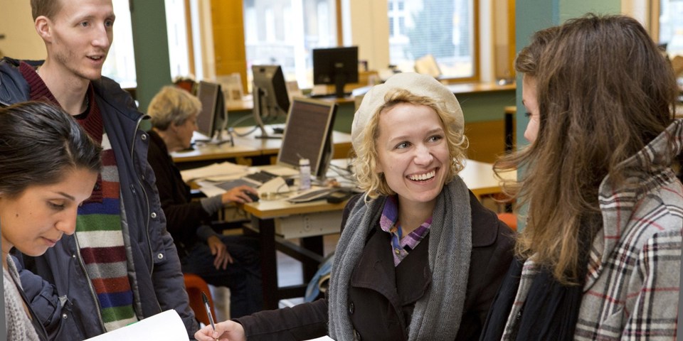 Unga vuxna samtalar i publik miljö. Foto.