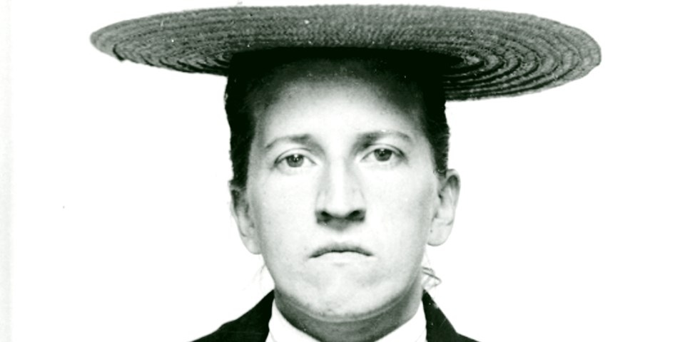 Porträtt av kvinna med hatt. Foto.