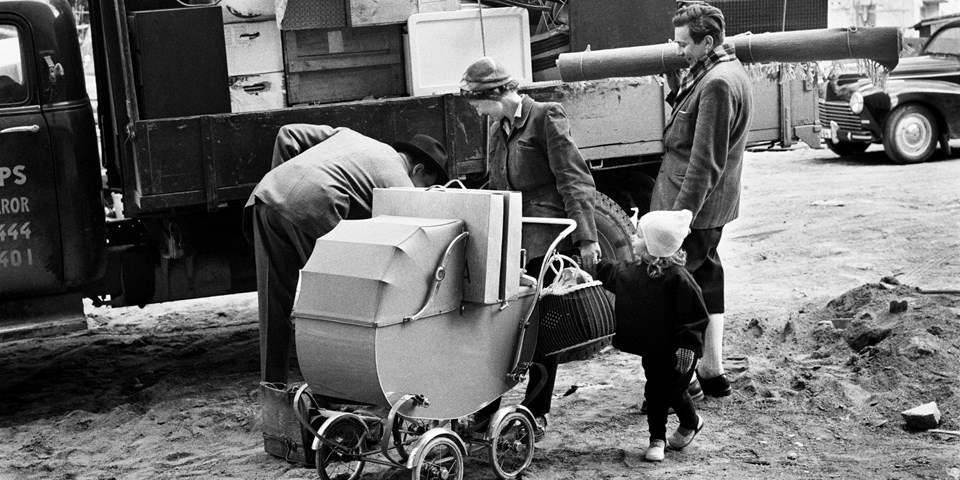 Barnfamilj med barnvagn i gatumiljö 1950-tal. Foto.