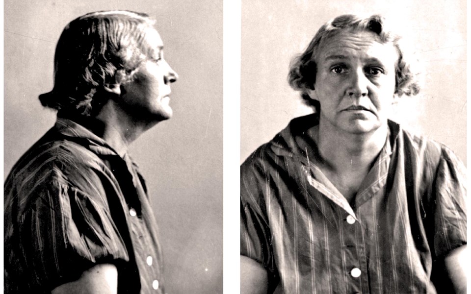 Porträttfoto av kvinna i fängelsemiljö.