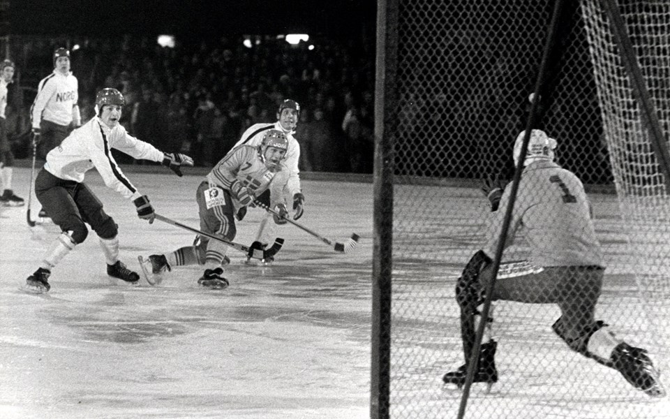 Hockeymatch mellan Sverige och Norge när en spelare gör mål. Foto.