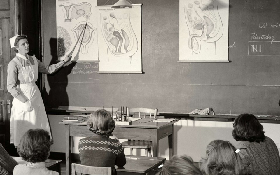 Barn och lärare på lektion i klassrum 1950-tal, foto.