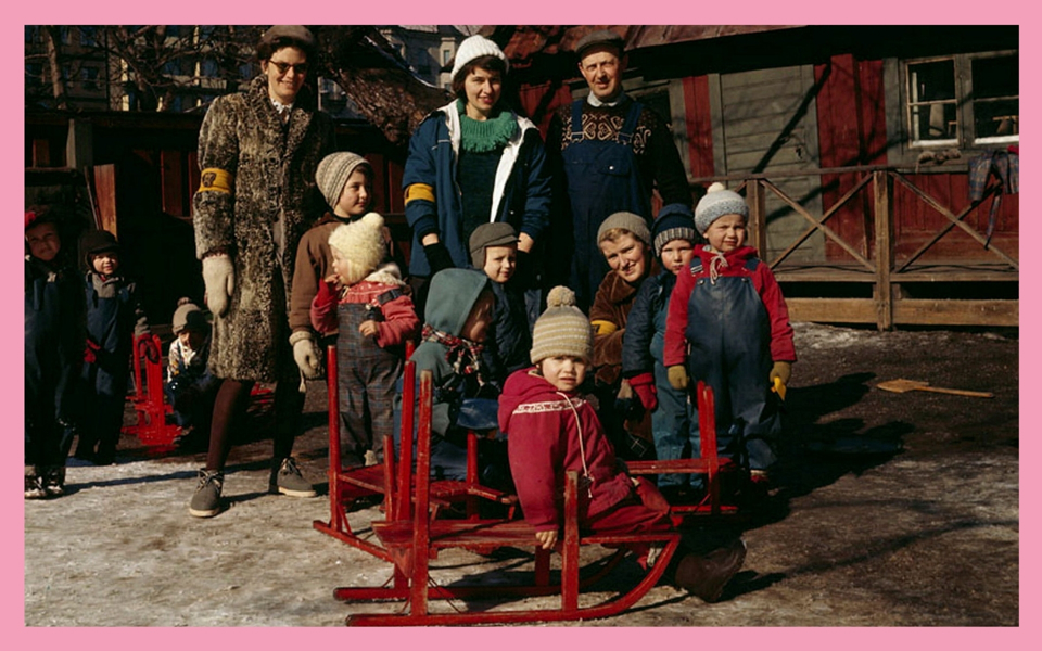Barn och personal i parklek på vintern. Foto.