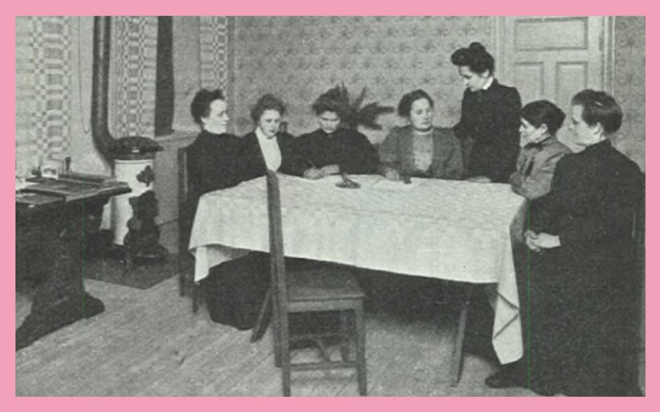 En samling kvinnor vid ett bord. Foto.