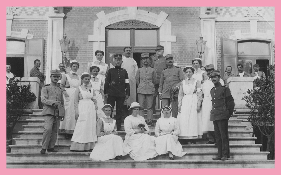 En samling vårdpersonal på en trappavsats. Foto.