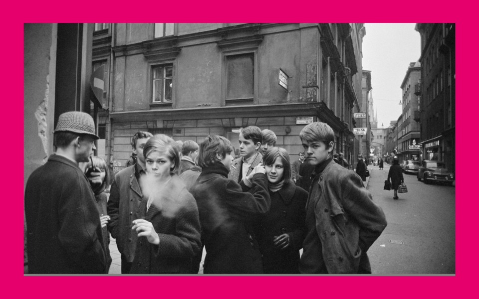 Ungdomar som hänger på stan 1960-tal. Foto.