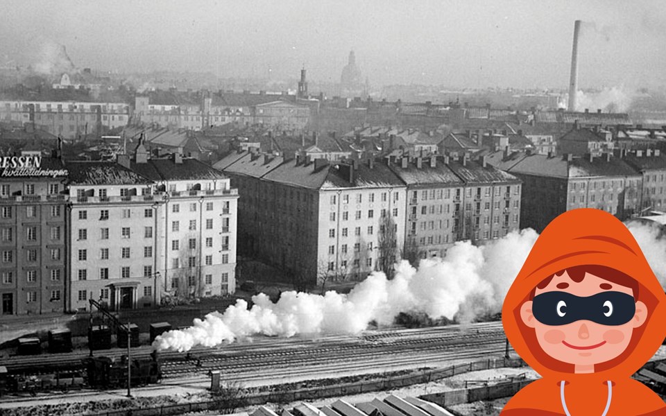 Ånglok på tågräls 1940-tal och illustrerad figur med ögonbindel. Foto och illutstration.