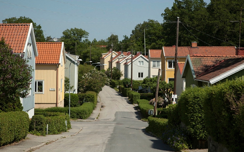 Villor längs förortsgata. Foto.