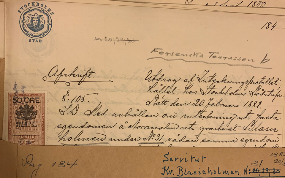 Dokument från arkiv med text om servitut. Foto.