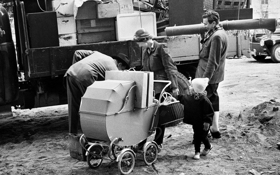 Barnfamilj med barnvagn i gatumiljö 1950-tal. Foto.