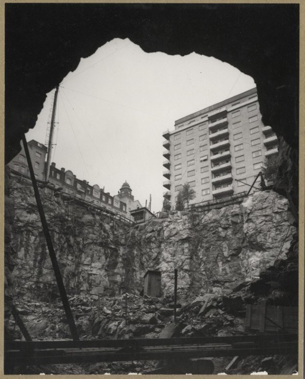Foto som visar utsprängd bergsklippa inför byggandet av arkivmagasinen.