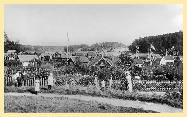 Människor framför ett koloniområde 1911. Foto.