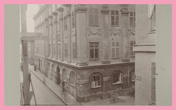 Korsning med hörnet av ett hus, tidigt 1900-tal. Foto.