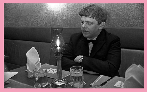 En man vid ett bord i restauraungmiljö. Foto.