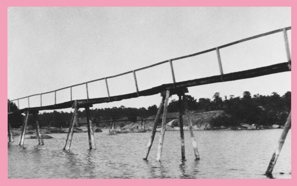 Smala broar i trä. Foto.