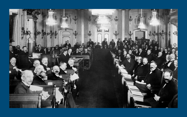 En samling herrar i ett sammanträdesrum 1922. Foto.