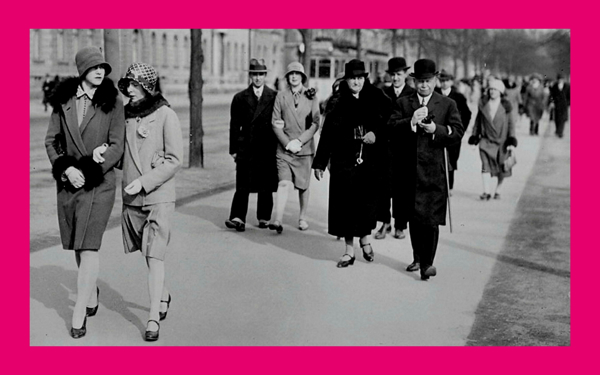 Folk promenerar. Foto.