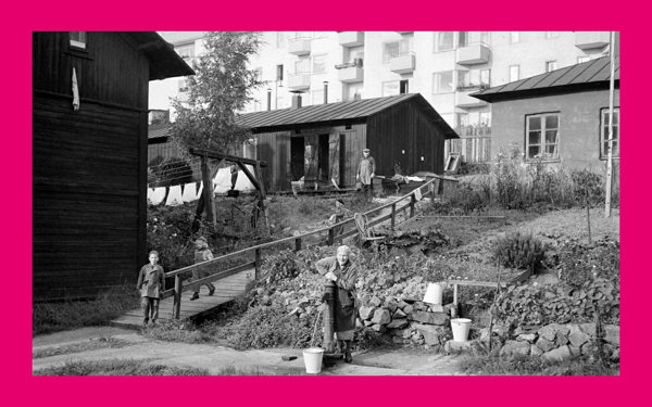 Människor vid nödbostäder. Foto.
