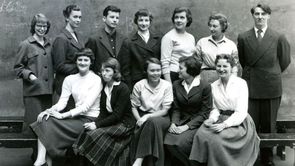 Klassfoto av gymnasieelever på 1950-talet.